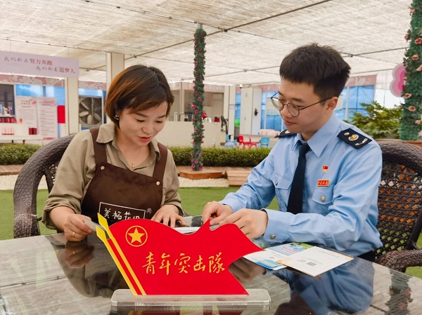 (正文)税惠活水润边疆 戈壁玫瑰铺就共富路.jpg